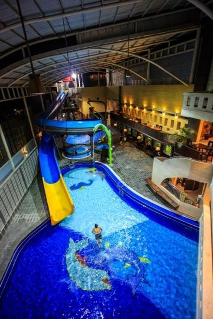 Crown Victoria Hotel Тулунгагунг Екстер'єр фото